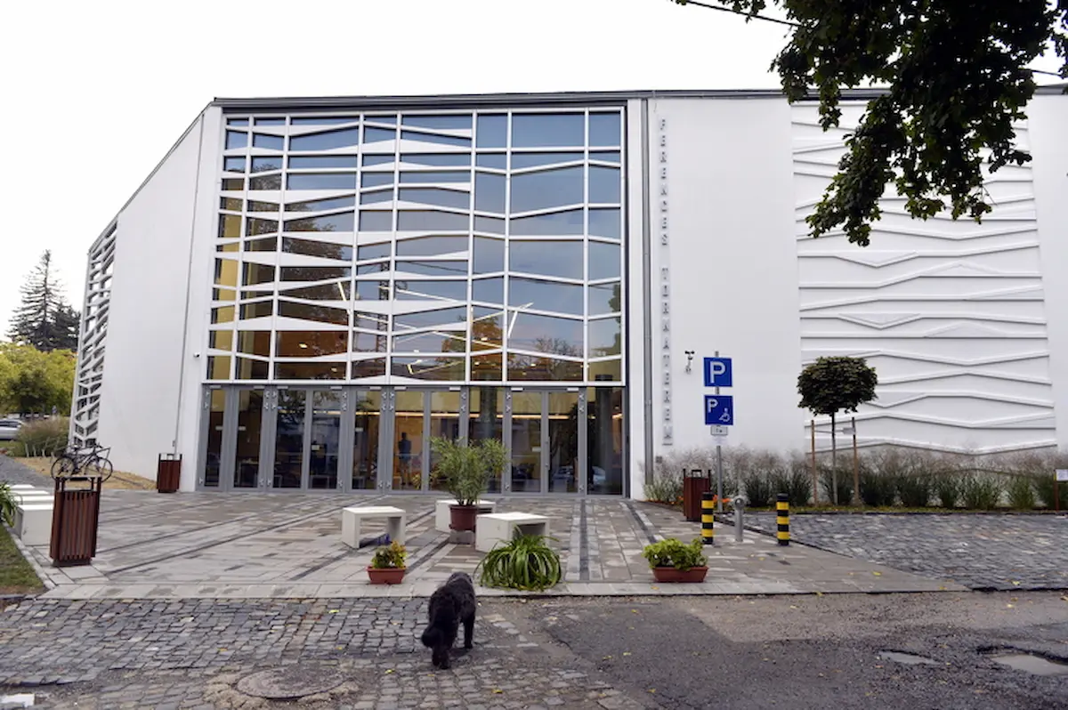 Ferences Gimnázium külső épületfotó